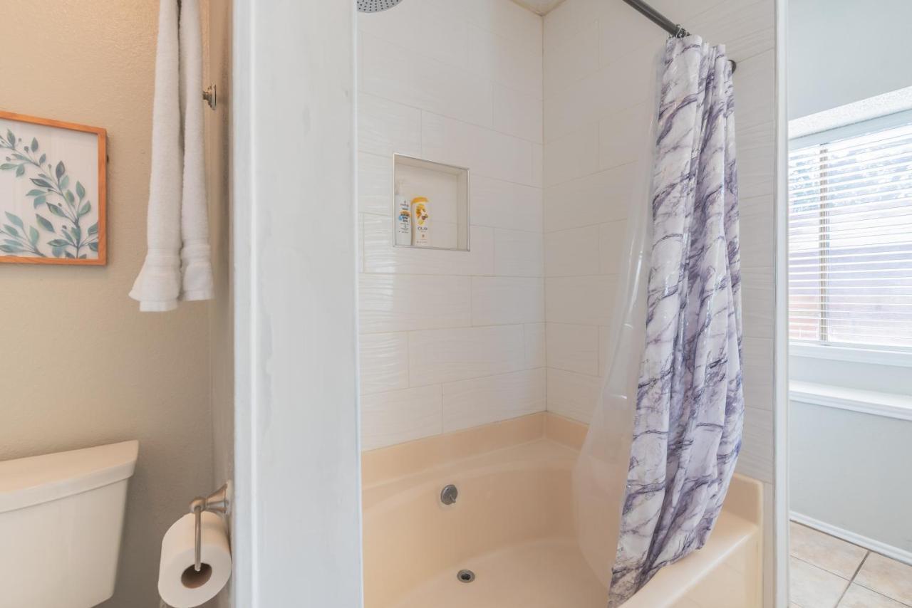 Beautiful House In An Upscale Neighborhood With Pool, Private Patio & Bbq Сasa de vacaciones *
